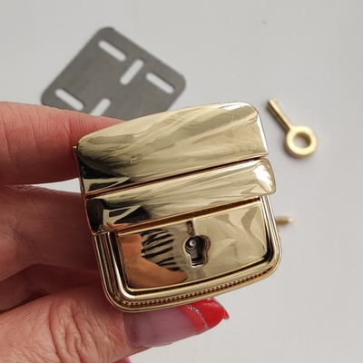 Замок-защелка портфельный на винтах 42*40 Золото