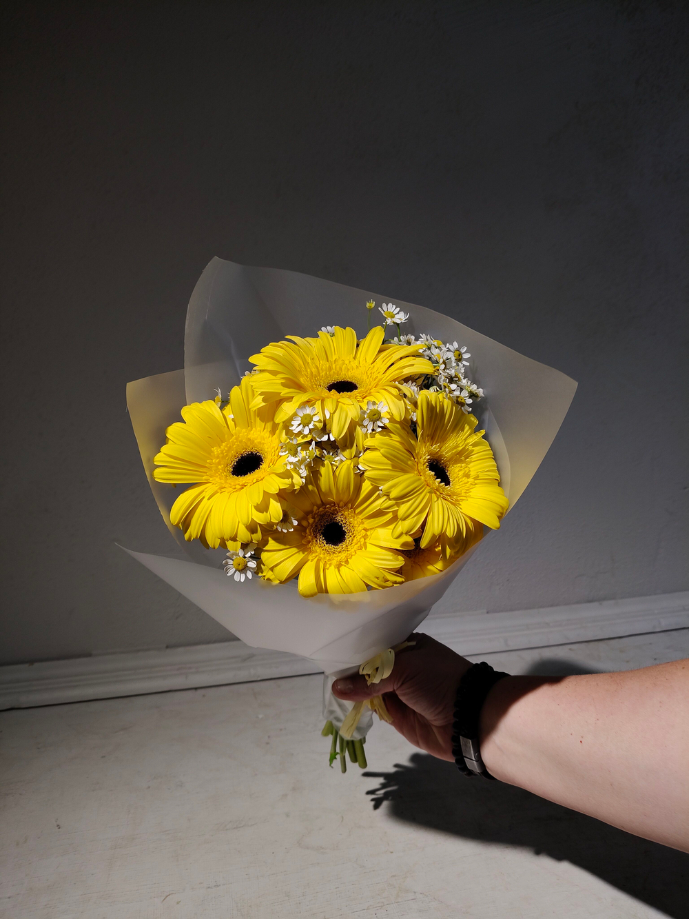 Солнечный букет-кулек с гермини и матрикарией (С0060)