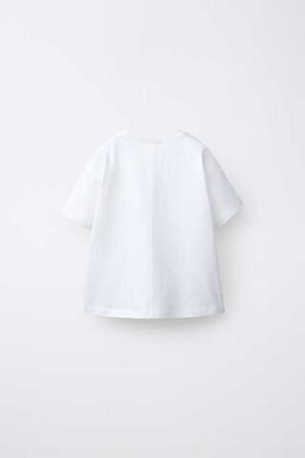 ZARA ФУТБОЛКА С ПРОРЕЗИНЕННОЙ НАШИВКОЙ, БЕЛЫЙ
