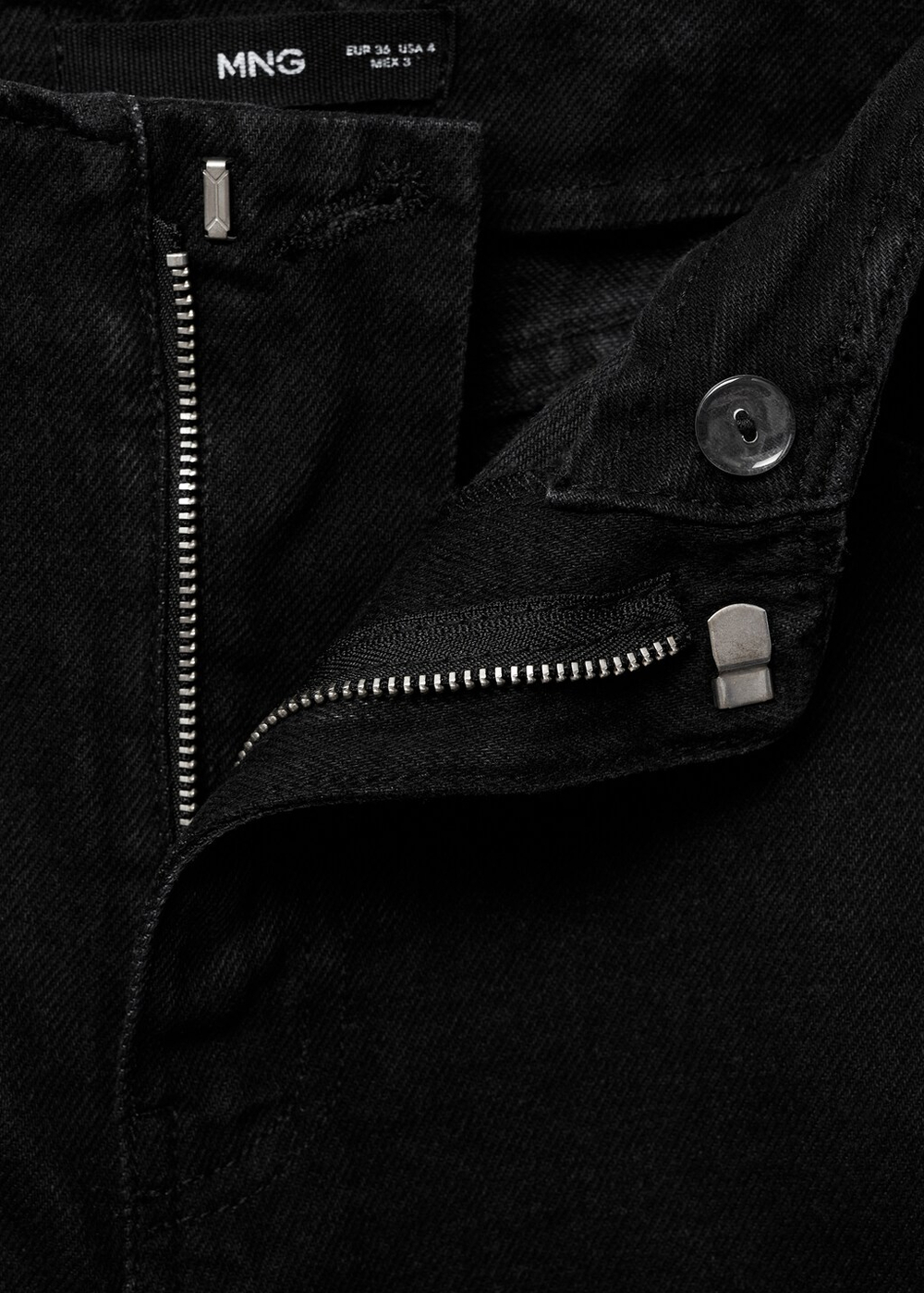 Джинсы с широкими штанинами и средней посадкой