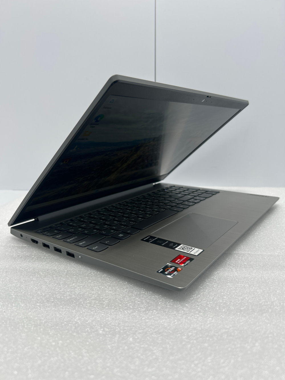 Ноутбук Lenovo IdeaPad 3 15ARE05 (81W40036RK) 15.6"/AMD Ryzen 3 4300U/RAM 8GB/SSD 512GB/AMD Radeon Graphics/1920*1080/IPS/DOS/Подсветка кл-ры: нет/серебристый. Состояние: Уценка/дефект корпуса