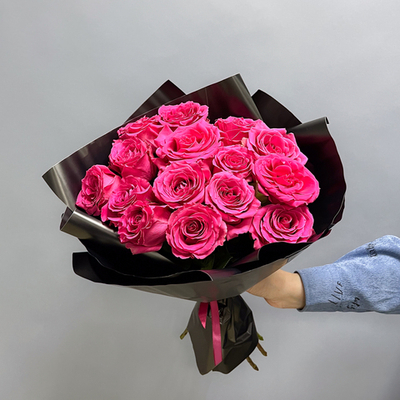 Букет из роз цвета фуксия