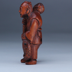 Нэцкэ Рыбак с карпом