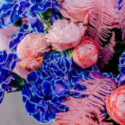 77. Необычный дизайнерский букет с синими диантусами и кустовой пионовидной розой