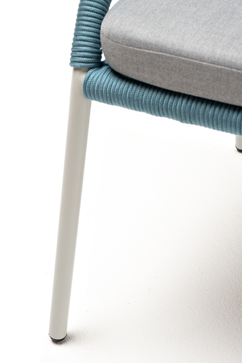 "Милан" стул плетеный из роупа, каркас алюминий белый муар, роуп бежевый круглый, ткань бежевая 15052