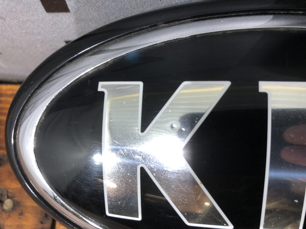 Эмблема решетки радиатора Kia Sorento 3 Prime (UM) 17-20 Б/У Оригинал 86321C5610