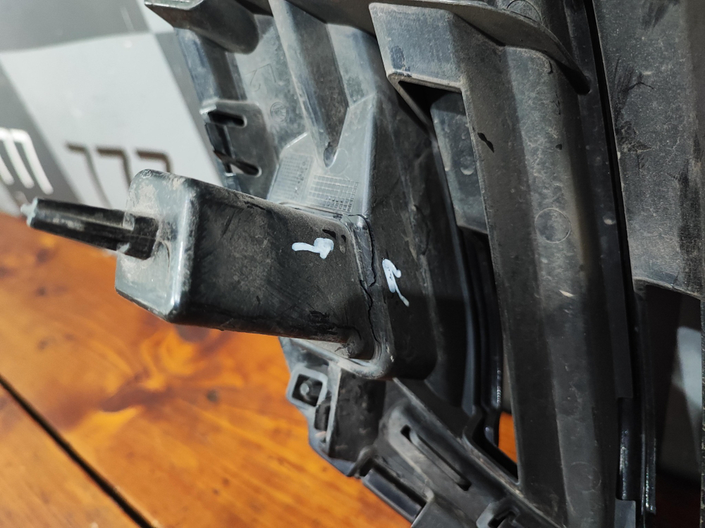 Решетка радиатора Skoda Octavia 3 (A7) 17-20 Б/У Оригинал 5E0853653