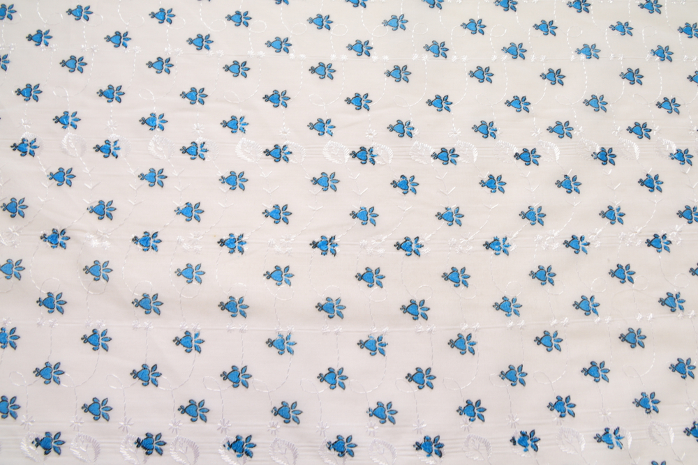 Батист вышивка белый в голубой цветок