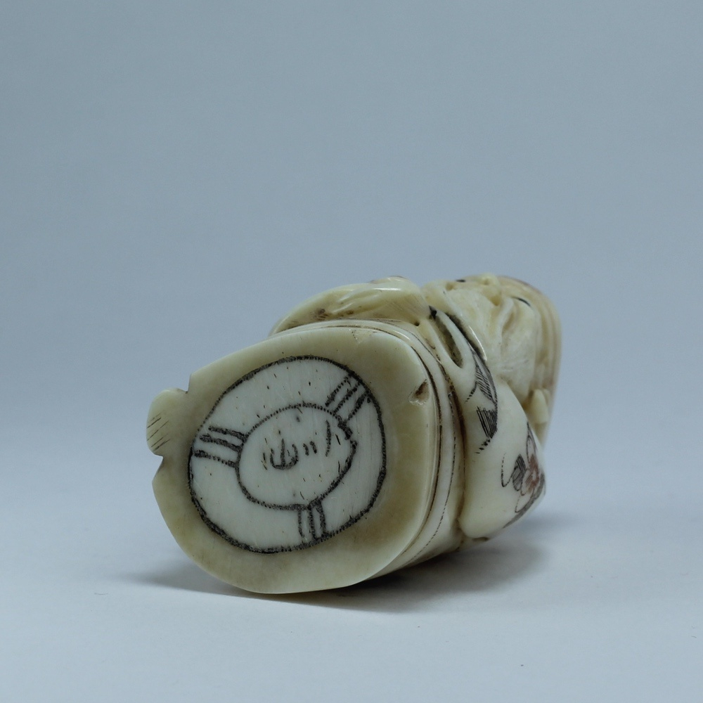 Нэцкэ Дзюродзин с иероглифом счастье