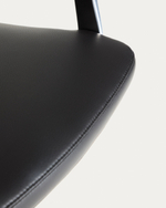 Офисный стул Nerlan из черной экокожи с алюминиевой рамой