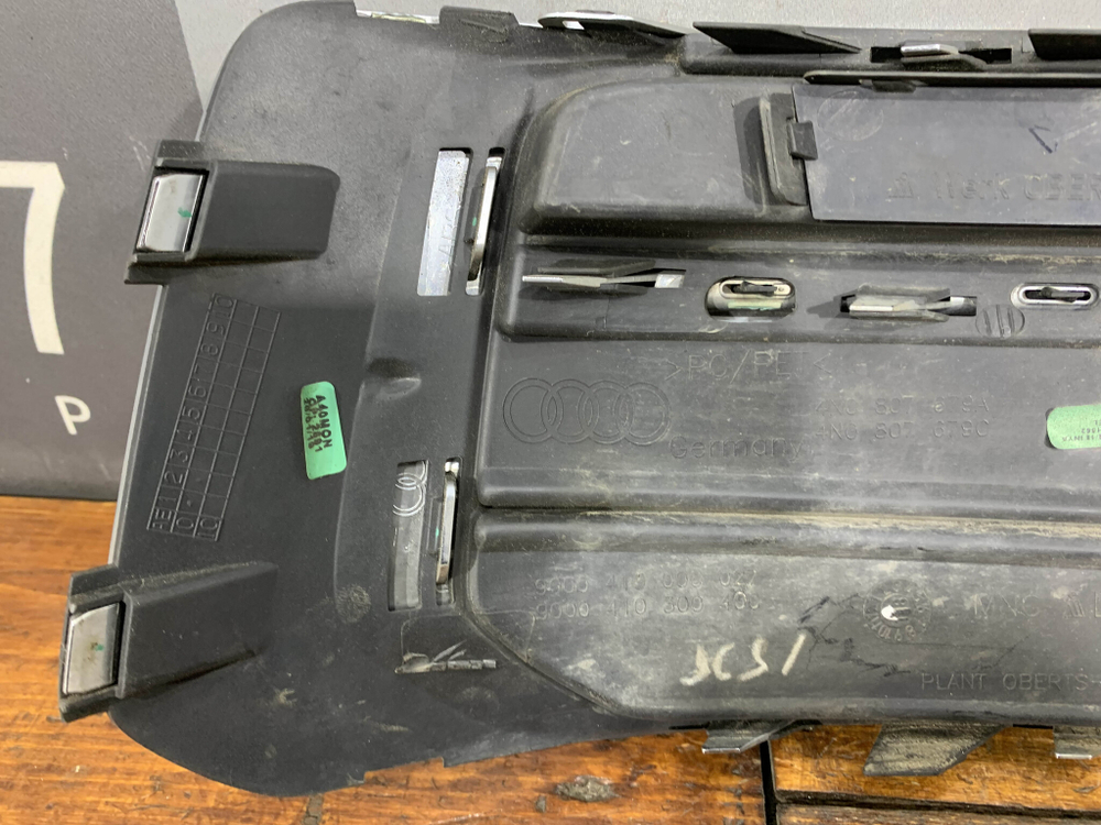Решетка переднего бампера левая Audi A8 (D5) 17-нв Б/У Оригинал 4N0807679A