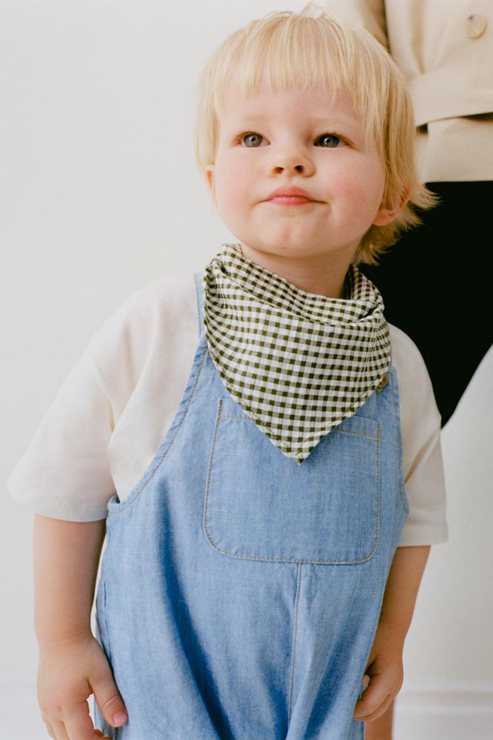 ZARA КОРОТКИЙ ДЖИНСОВЫЙ КОМБИНЕЗОН, ВЫЦВЕТШИЙ СИНИЙ