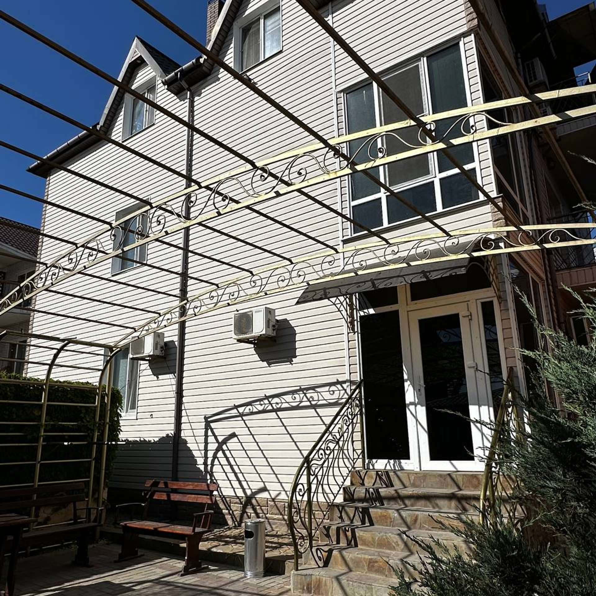 Забронируйте номер в Гостевом доме "ЮЖНЫЙ БЕРЕГ"                                                                                                                                                                                                                                                                                                                                                                                                                                                                                                                                                         г. Бердянск, ул. Горького, 93