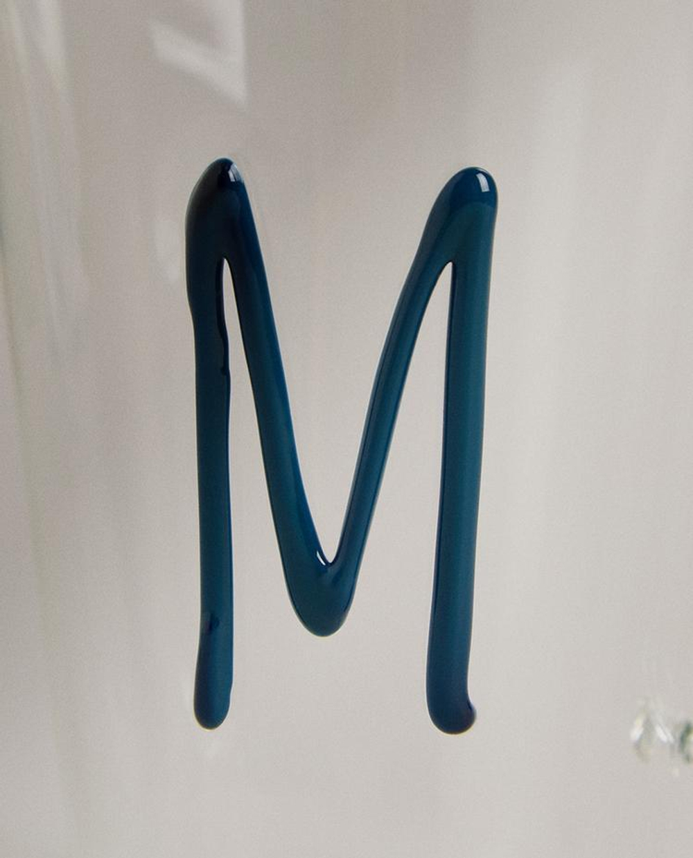 ZARA HOME КРУЖКА ИЗ БОРОСИЛИКАТНОГО СТЕКЛА С БУКВОЙ М, МАСЛЯНЫЙ СИНИЙ
