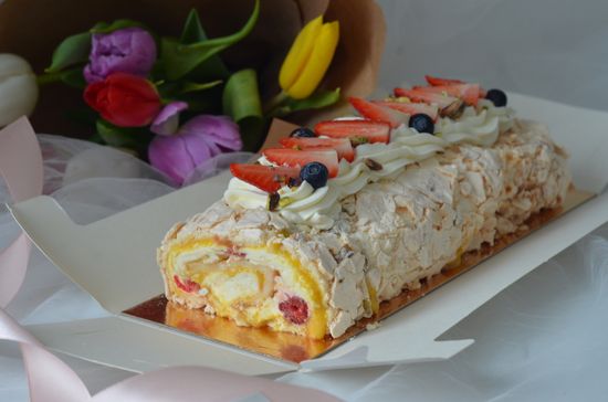 Меренговый рулет манго-фисташка-клубника