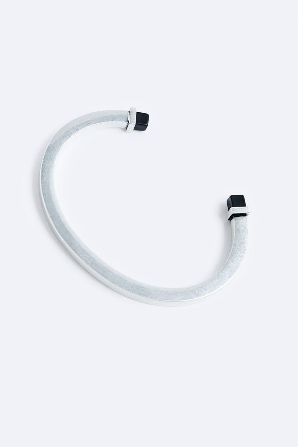 ZARA ЖЕСТКИЙ БРАСЛЕТ С КОНТРАСТНЫМИ ДЕТАЛЯМИ, СЕРЕБРИСТЫЙ