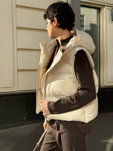 Молочный пуховый жилет с капюшоном
