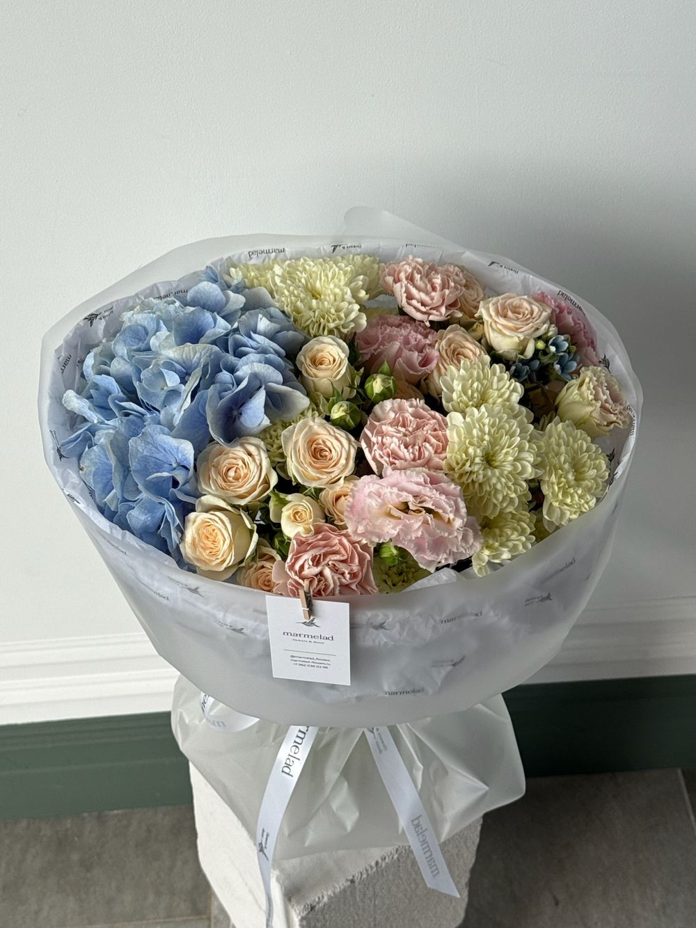 Букет из гортензии, диантусов, хризантемы, лизиантуса и оксипеталума