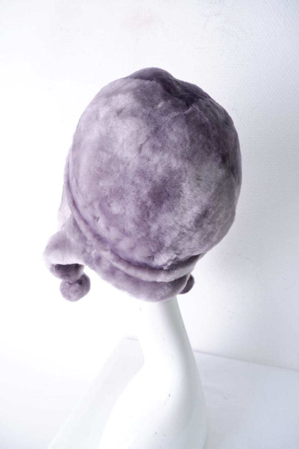 Шапка с кожаными вставками