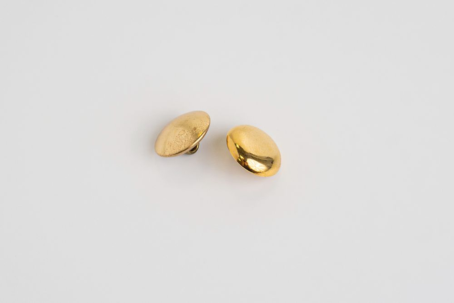 Две винтажные металлические пуговицы разных моделей