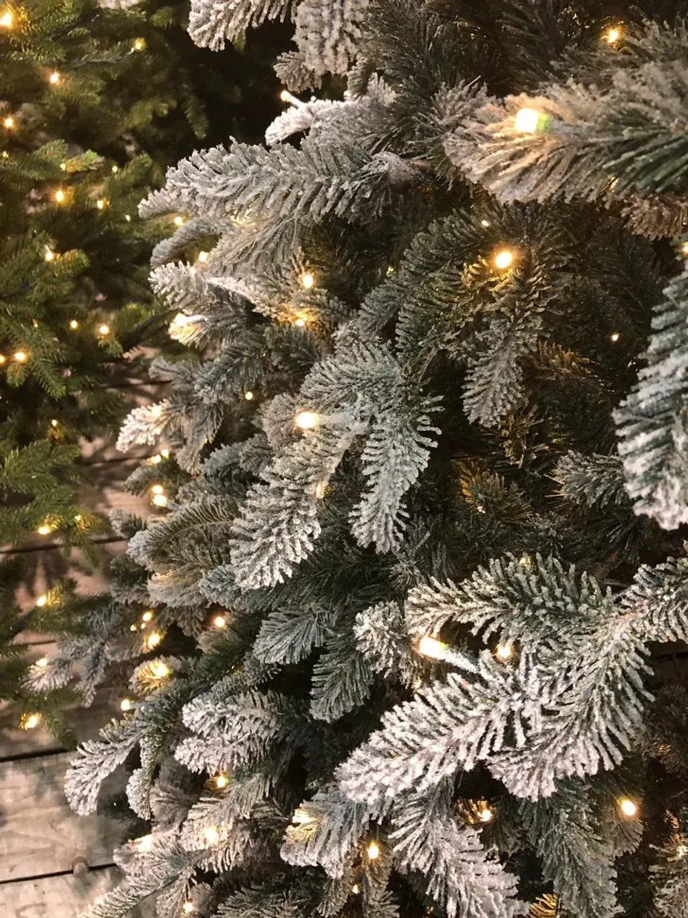 Ель Стильная заснеженная 230 см., 648 LED ламп, литая хвоя+пвх, Black Box (74284)