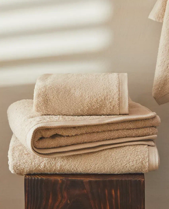 ZARA HOME ОДНОТОННОЕ ПОЛОТЕНЦЕ, КРЕМОВЫЙ