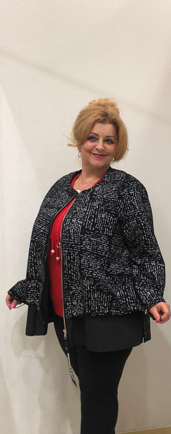 Черный жакет с "газетным"принтом, на молнии