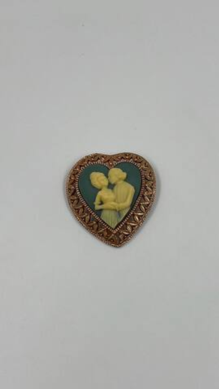 Брошь Камея в виде сердца