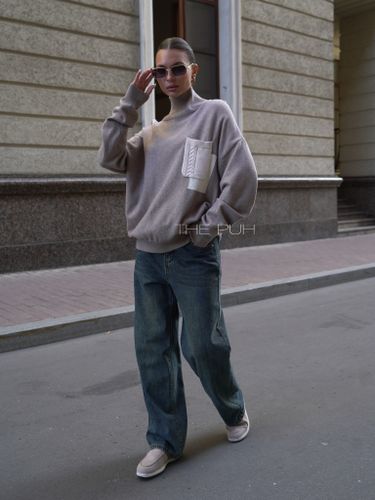 Темно-бежевый шерстяной свитер с контрастным карманом