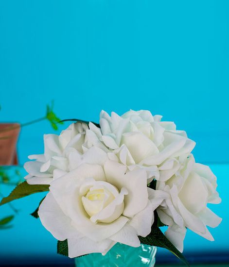 Букет белых роз в нефритовой вазе "ёлочка", Cote Noire