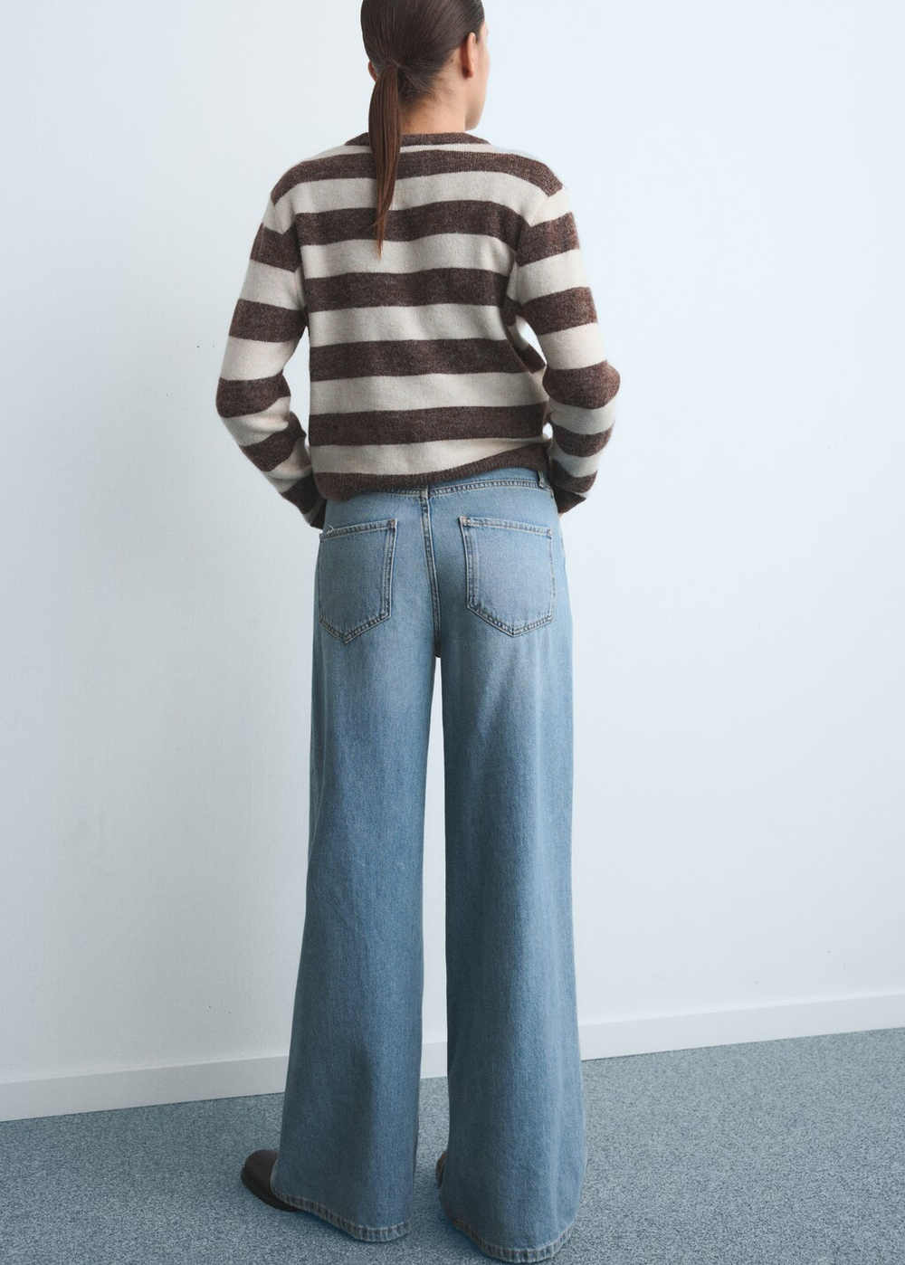 Джинсы с широкими штанинами и высокой посадкой