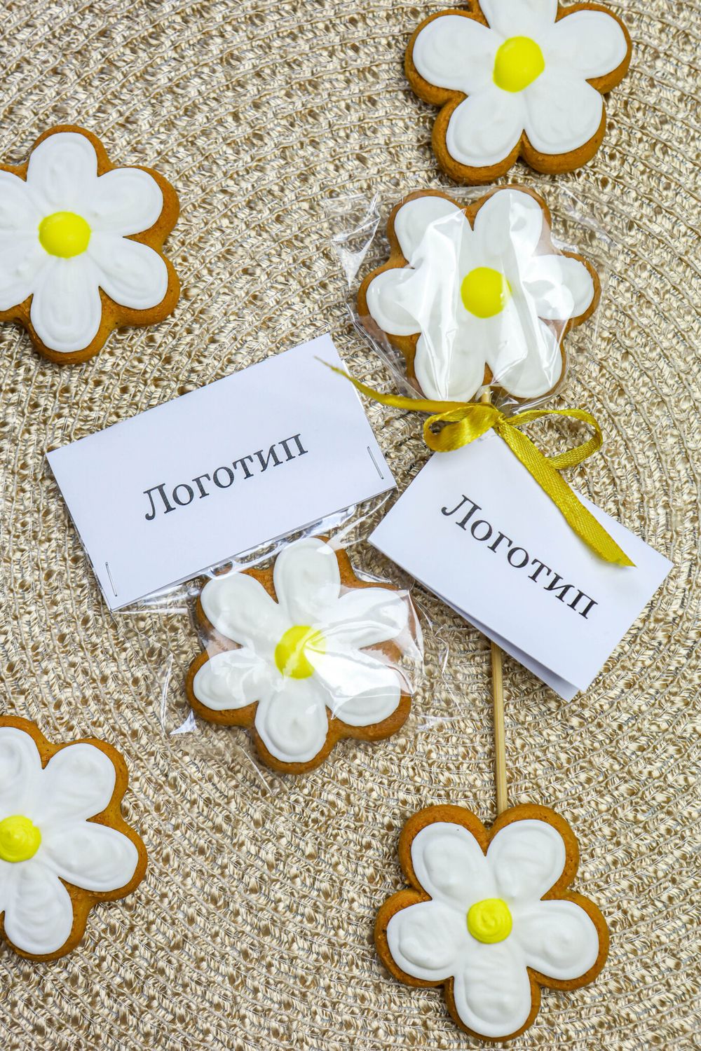 Пряник цветок с логотипом на заказ