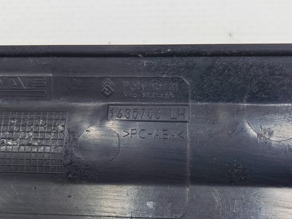 Накладка решетки радиатора левая 2018г.