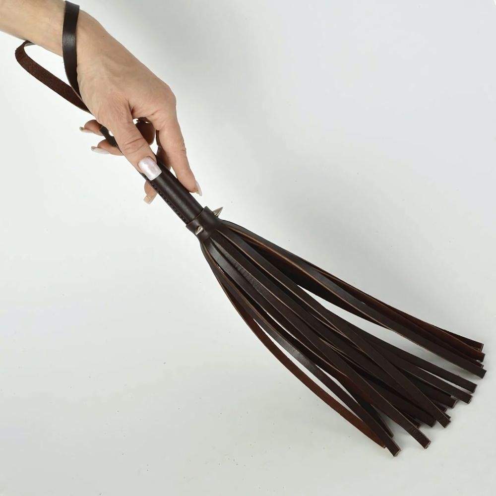 Коричневая кожаная мини-плеть с шипами - 40 см. (Цвет: коричневый)