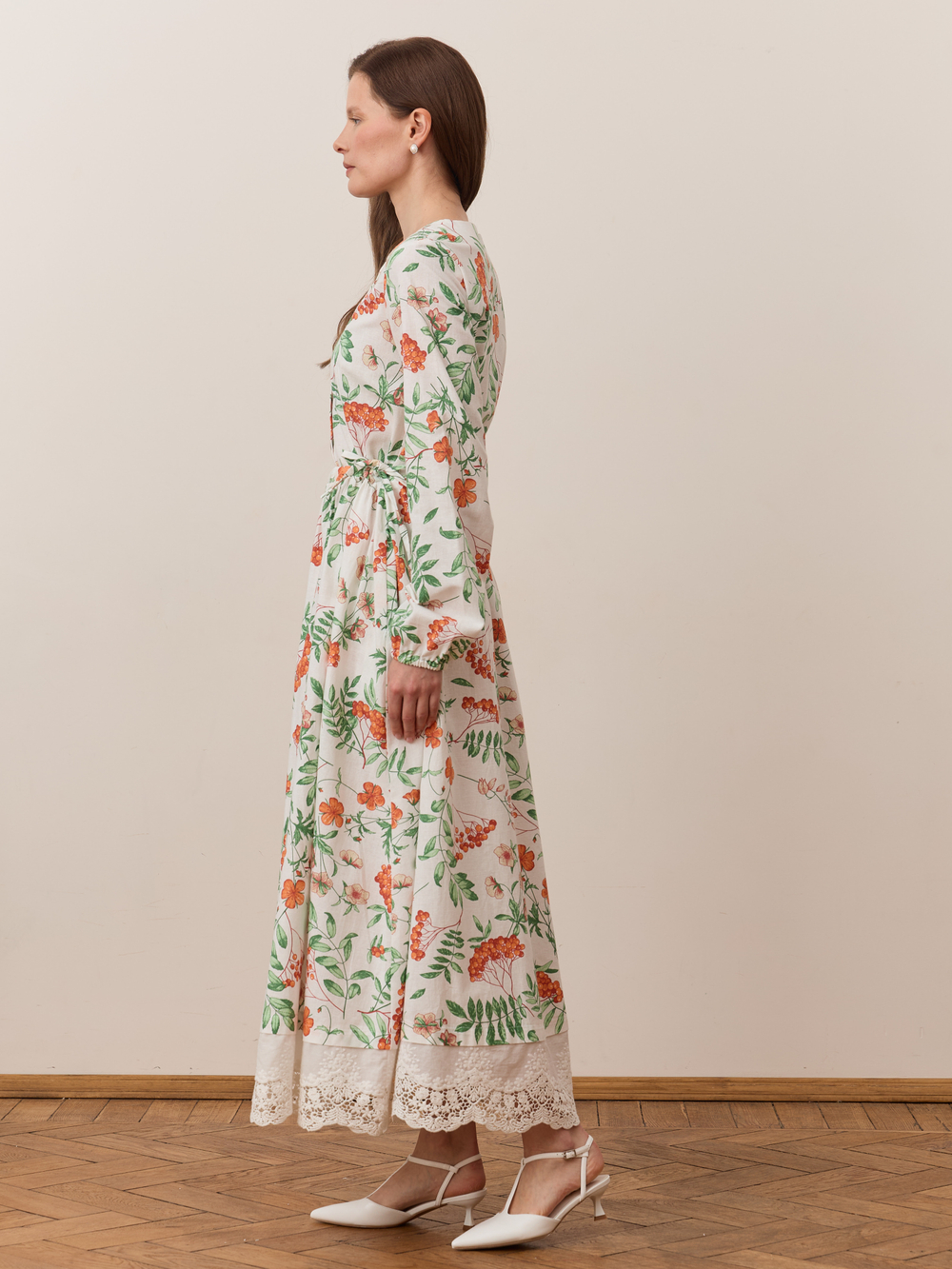 Платье с кружевной оборкой