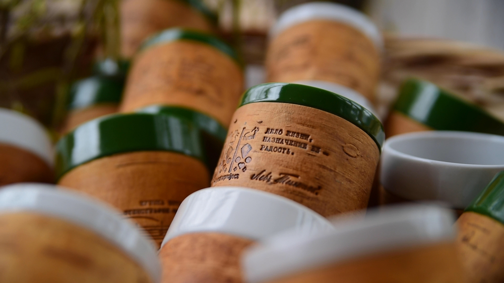 Кружка малая фарфоровая без ручки c берестой и с цитатами Толстого. Tolstoy forever.