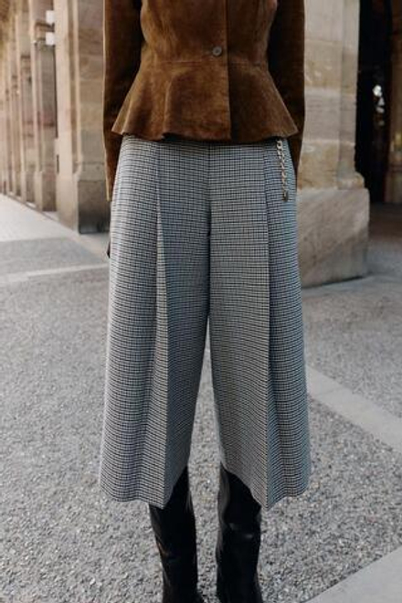 ZARА ДЛИННЫЕ БЕРМУДЫ «ГУСИНАЯ ЛАПКА» С РЕМНЕМ И ЦЕПОЧКОЙ, ЭКРЮ/СИНИЙ