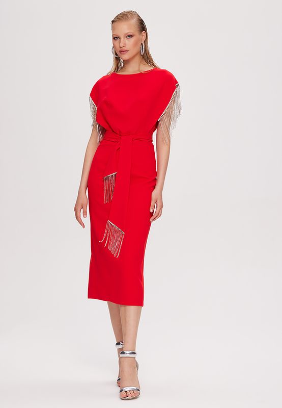 Платье с украшениями на рукавах