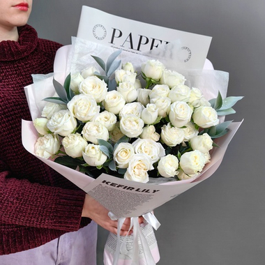 Букет с кустовыми пионовидными розами "Miss Bombastic"