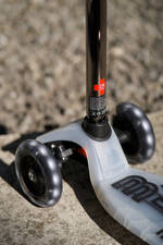 Самокат Maxi Micro Deluxe Flux LED Неохром черный