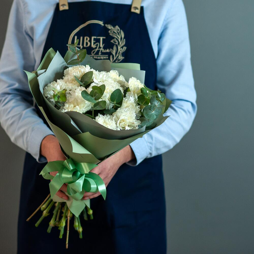Букет белых диантусов с эвкалиптом