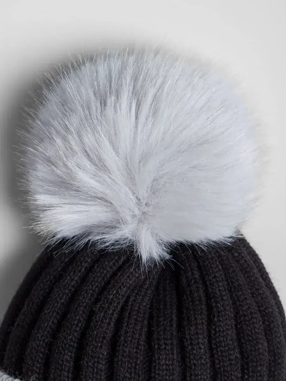 Шапка зимняя для девочки с помпоном и снуд