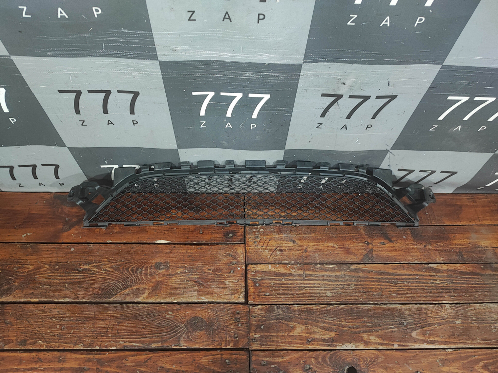 Решетка переднего бампера AMG Mercedes C W205 14-18 Б/У Оригинал A2058852123