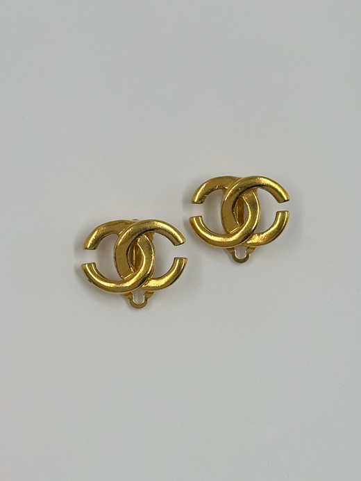 Миниатюрные клипсы в виде лого Chanel