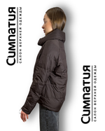 Стильная коричневая куртка с кулисками на рукавах, высоким воротником и карманами на молнии