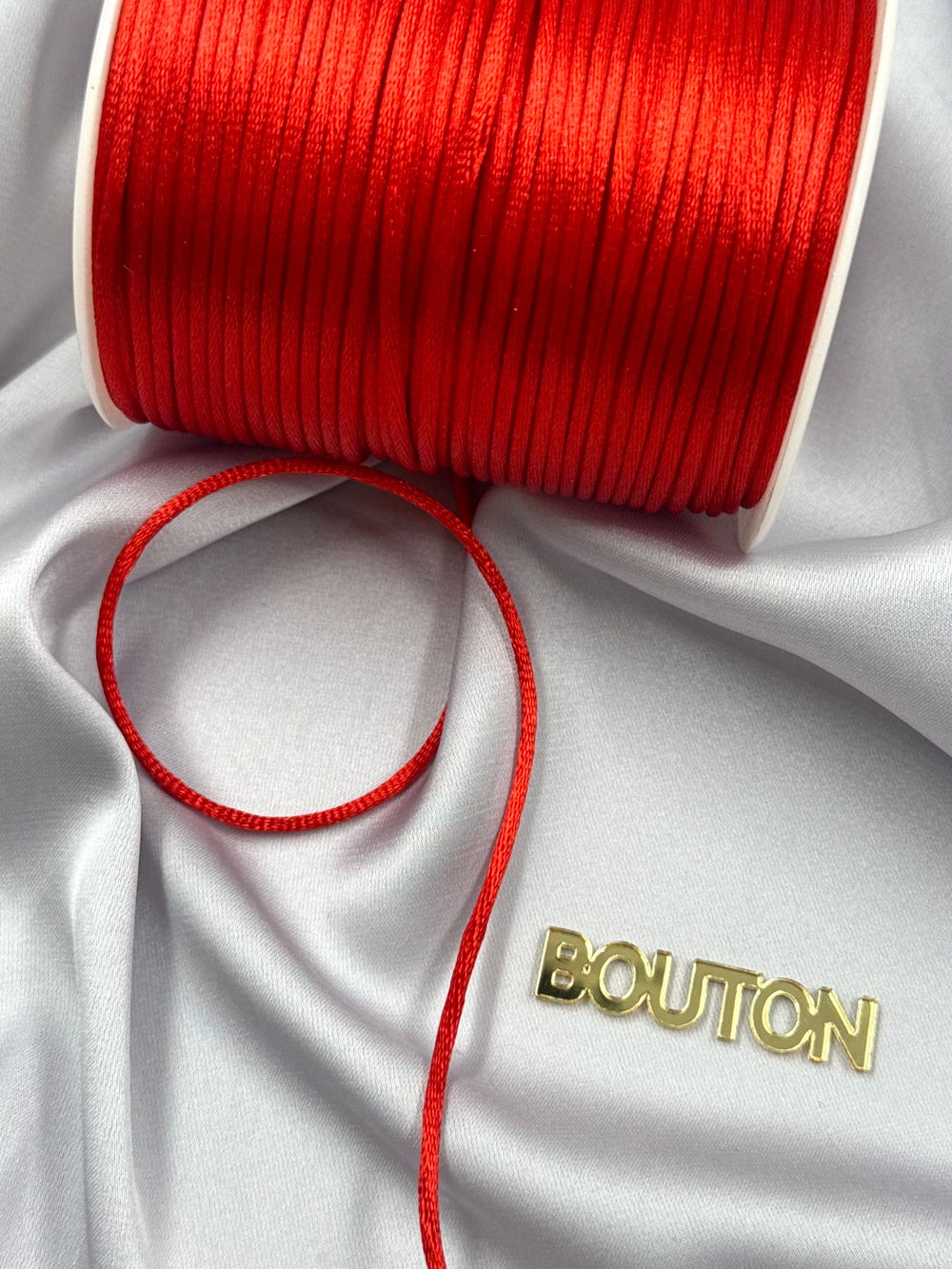 Шнур круглый атласный красный