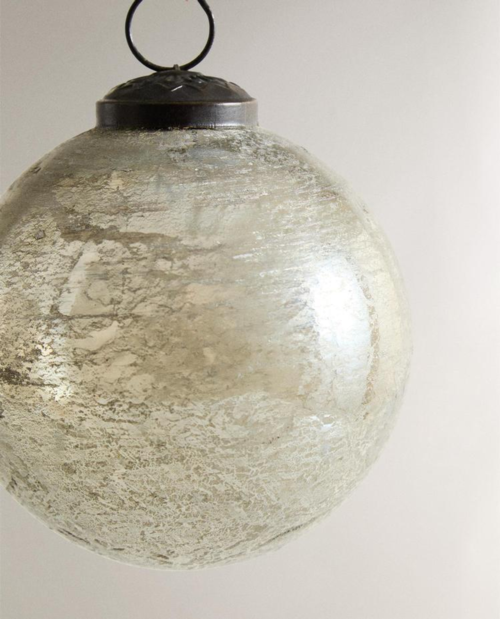 ZARA HOME ЕЛОЧНОЕ ИГРУШКА В ФОРМЕ ШАРА С ЭФФЕКТОМ ПОТРЕСКИВАНИЯ, СЕРЫЙ