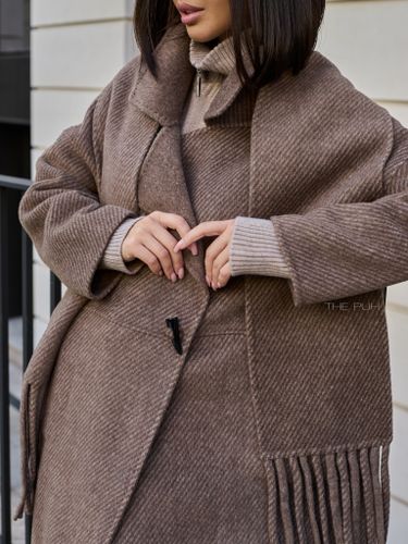 Коричневое пальто с шарфом
