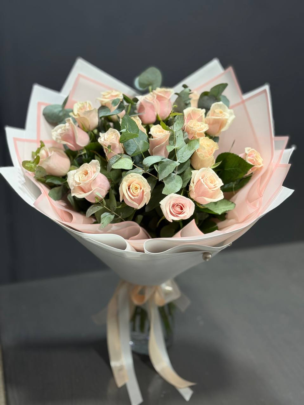 Букет 19 кремовых роз с эвкалиптом