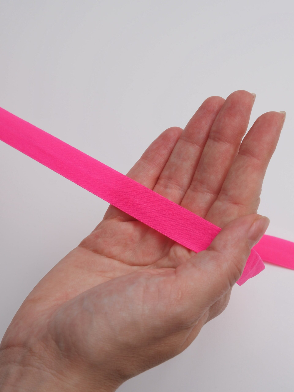 Бейка эластичная розовая неоновая матовая ширина 15 мм